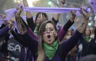 «Basta de violencia machista y complicidad estatal», aclamó una multitud en la Plaza por Ni Una Menos