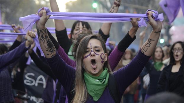 «Basta de violencia machista y complicidad estatal», aclamó una multitud en la Plaza por Ni Una Menos