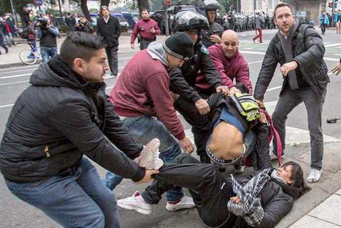 Represión, caza de militantes con patotas como Grupos de Tareas sin identificarse, y la TV que despliega una nueva teoría de “los dos demonios”