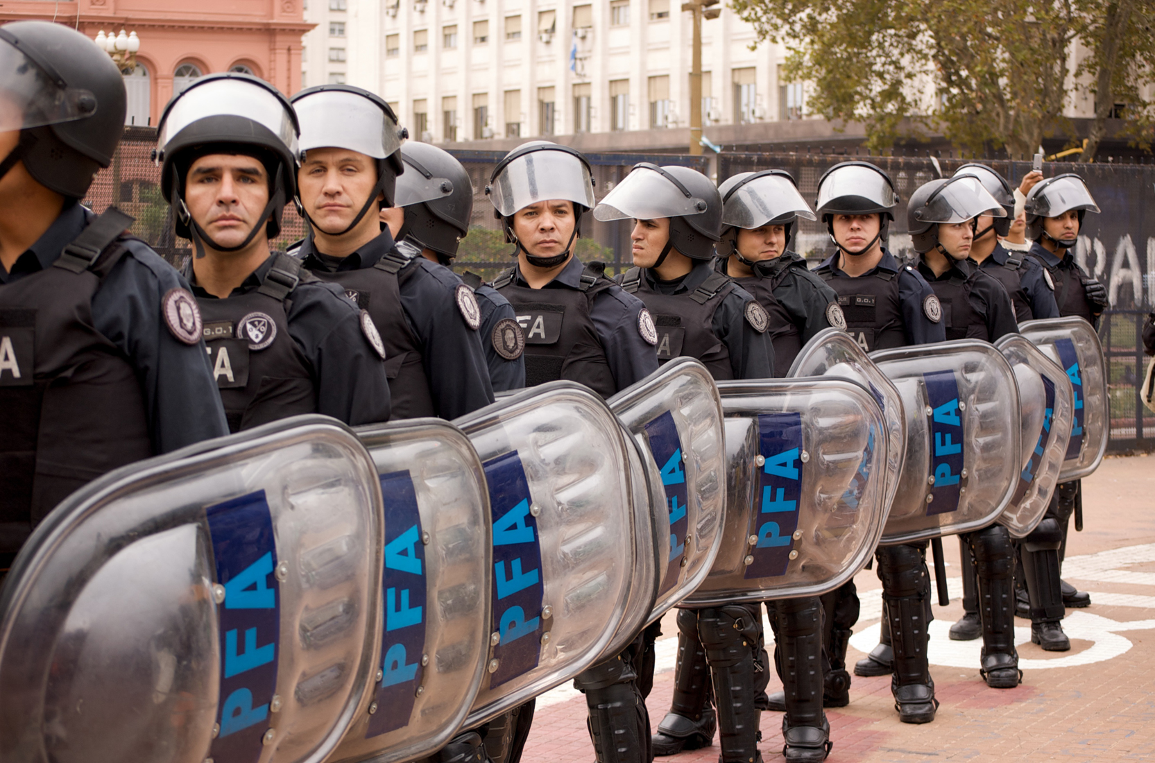 Las prioridades de Macri: recorta fondos a universidades y políticas de género para desviarlos a la represión policial