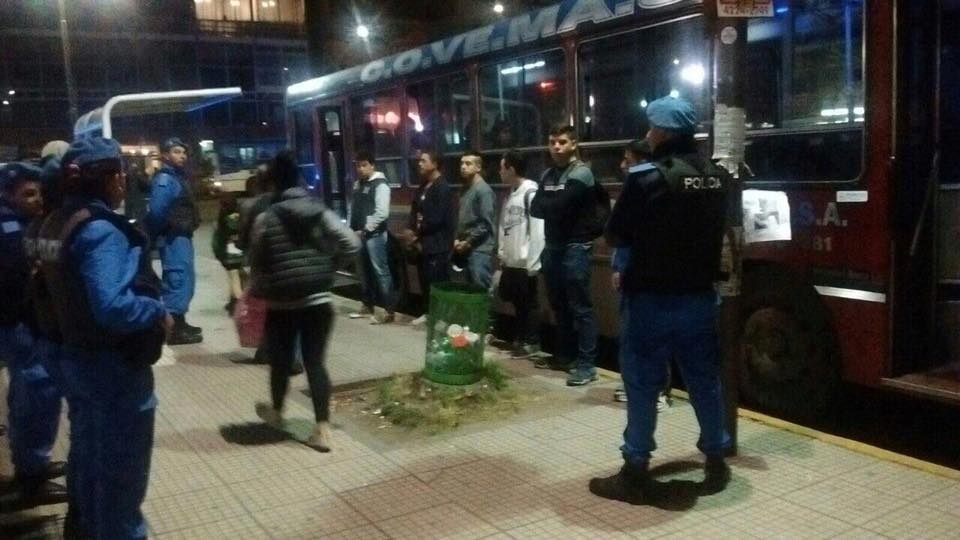 Como en los tiempos de Videla y Ramón Camps: razzias policiales en colectivos de madrugada en la provincia de Buenos Aires