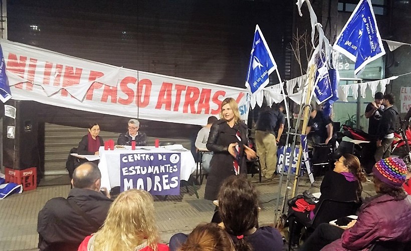 “Este gobierno desprecia formidablemente la educación pública”, dijo Florencia al acompañar la toma en la Universidad de las Madres