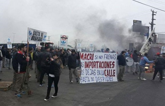 Los trabajadores de Adidas se plantaron contra los despidos: “Desde que Macri decidió abrir la importación la empresa elige comprar el producto terminado en China”