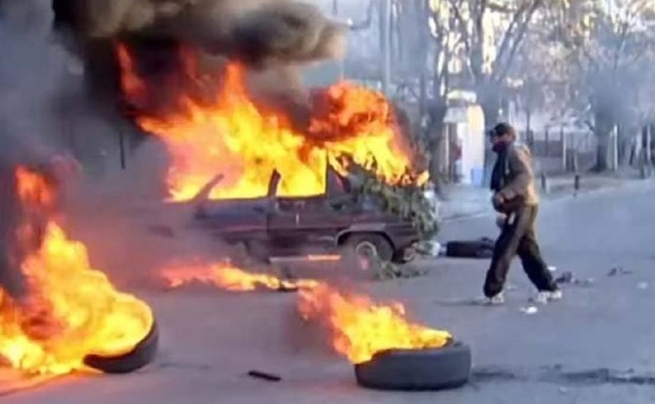 Indignados por el femicido de una joven embarazada, incendiaron autos y apedrearon comisaría de Glew