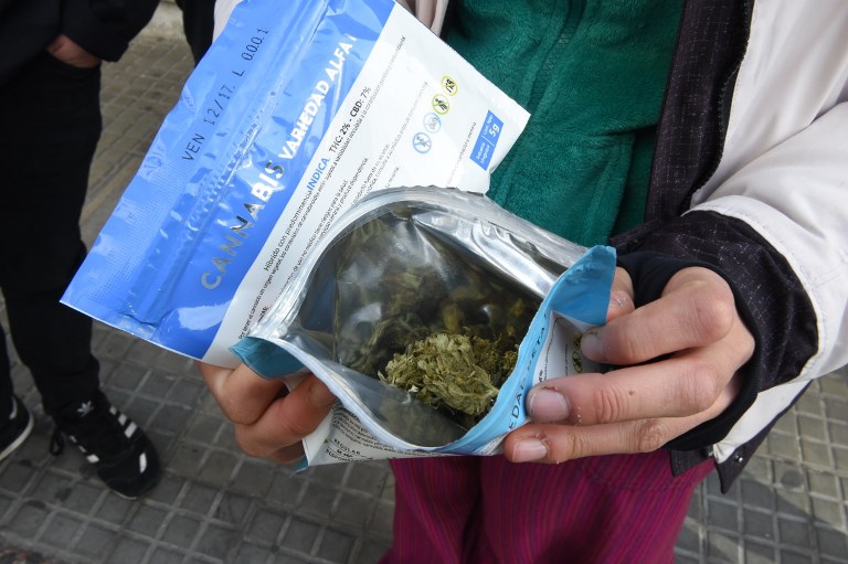 Uruguay pionero: arrancó la venta de marihuana en farmacias