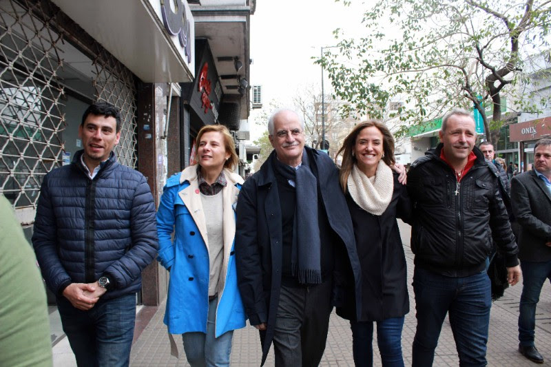 Florencia recorrió el centro de la ciudad con Jorge Taiana y mantuvieron un encuentro con referentes de la cultura