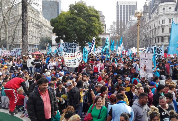 Tras veinte meses de ajuste macrista, cientos de miles de hambrientos y desocupados se encomendaron a San Cayetano