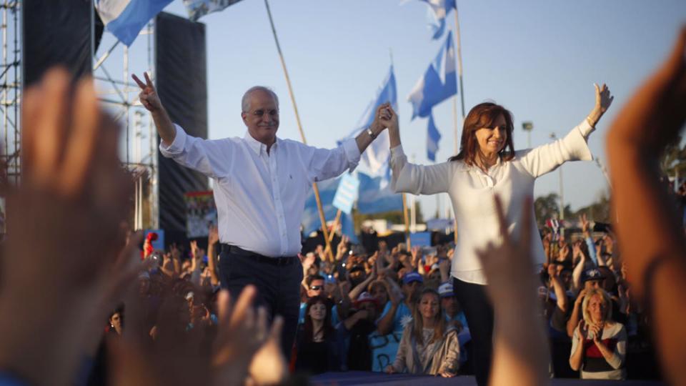 Argentina vive “una democracia precarizada”, dijo Cristina en Florencia Varela