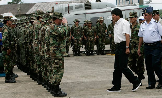 Bolivia prevé comprar aviones militares y proyectiles a Argentina