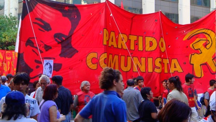 La Policía santafesina detuvo a tres jóvenes comunistas por repartir volantes con la imagen de Santiago Maldonado