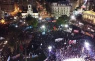 “¡Aparición con vida de Santiago!” y “¡Fuera Bullrich!”, gritó una multitud desde Plaza de Mayo