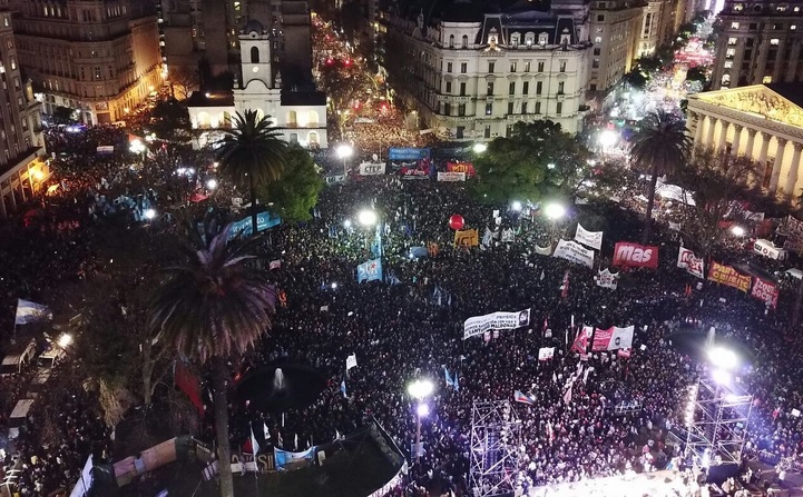 “¡Aparición con vida de Santiago!” y “¡Fuera Bullrich!”, gritó una multitud desde Plaza de Mayo