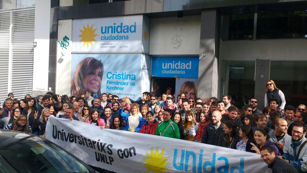 La comunidad académica acompaña a Florencia Saintout en sus caminatas y encuentros con vecinos de La Plata