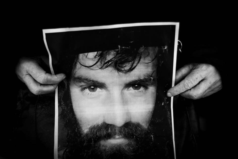 A la vez que una multitud pidió por Santiago Maldonado, la Gendarmería logró meter su mano en la autopsia