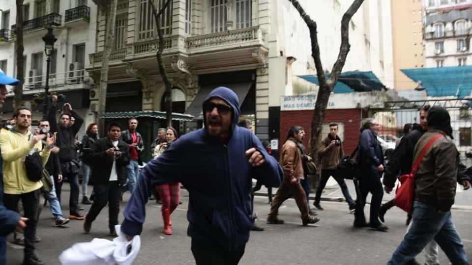 De manual: los provocadores de los servicios, capucha y piñas para intimidar en las calles