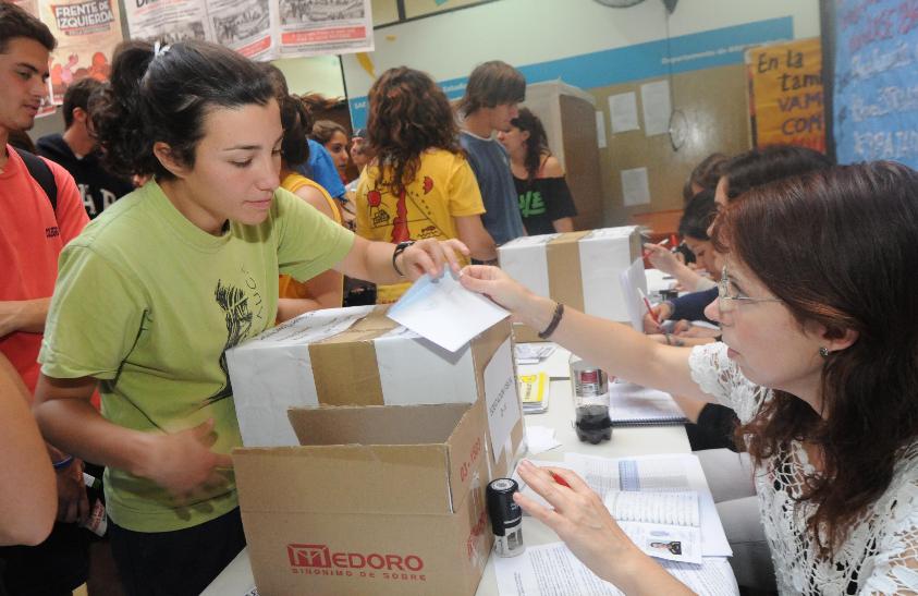 En medio del ajuste y con Santiago Maldonado ¡vamos los pibes!: votan los estudiantes en las urnas de la UNLP