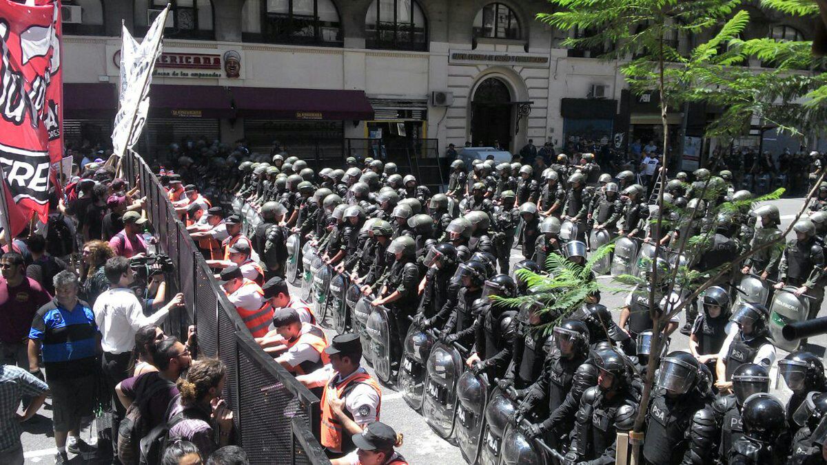 La movilización popular y de los trabajadores le cortó el paso a la maniobra de Macri en el Congreso: Se levantó la infame sesión