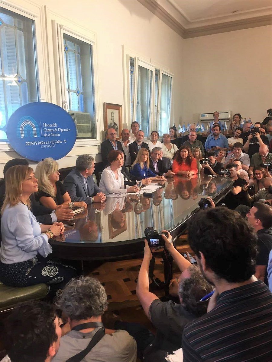 Acompañada por Saintout y otros dirigentes, Cristina aseguró que Macri persigue a la oposición y pone en peligro el estado de derecho