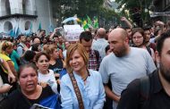 “Respondemos de forma pacífica y con memoria, ocupando las calles”, dijo Florencia Saintout desde la Plaza