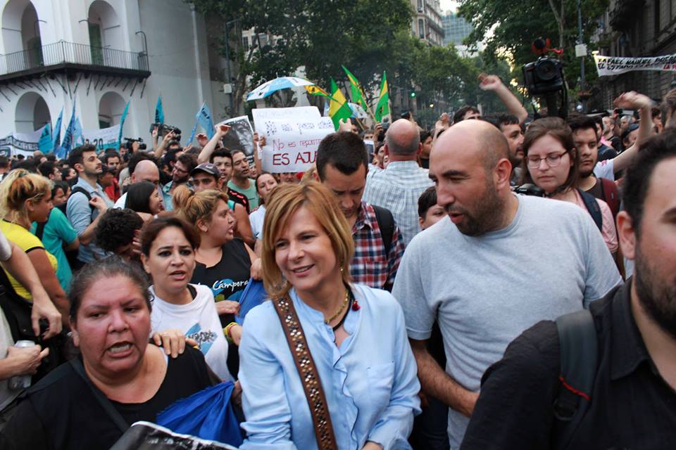 “Respondemos de forma pacífica y con memoria, ocupando las calles”, dijo Florencia Saintout desde la Plaza