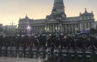 En Argentina el Congreso sólo funciona militarizado, casi bajo estado de sitio y en medio de la represión a la protesta social