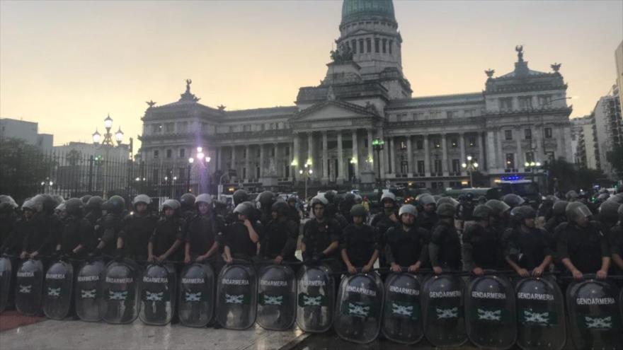 En Argentina el Congreso sólo funciona militarizado, casi bajo estado de sitio y en medio de la represión a la protesta social