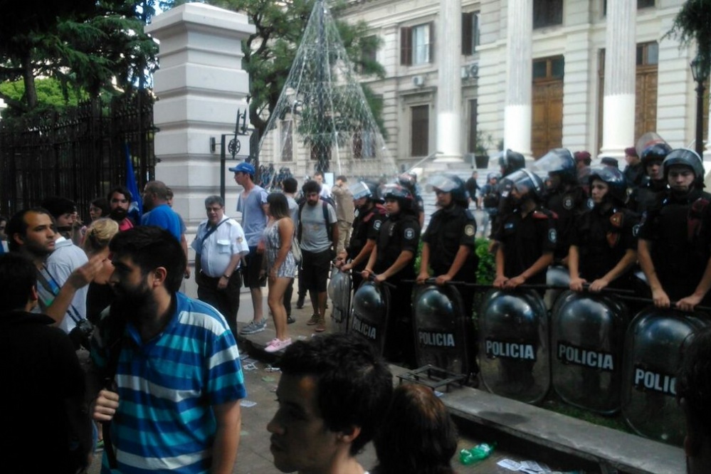 “No es posible sesionar en medio de una situación de violencia y represión”