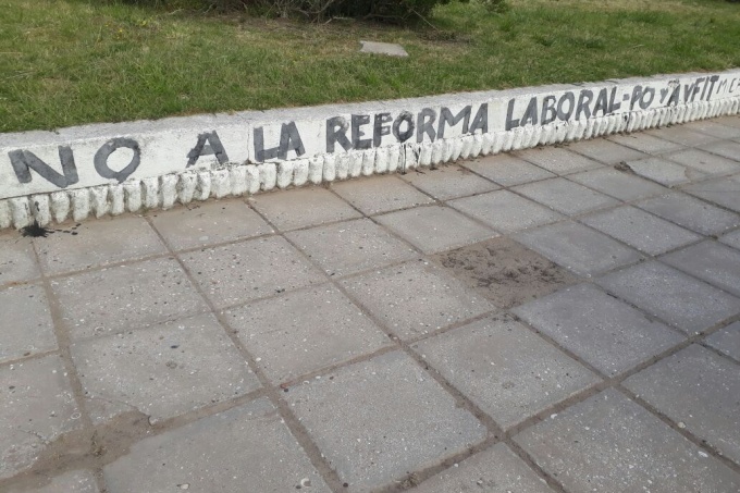 En Villa Gesell reprimen y detienen a opositores que se manifestaron contra las reformas previsional y laboral