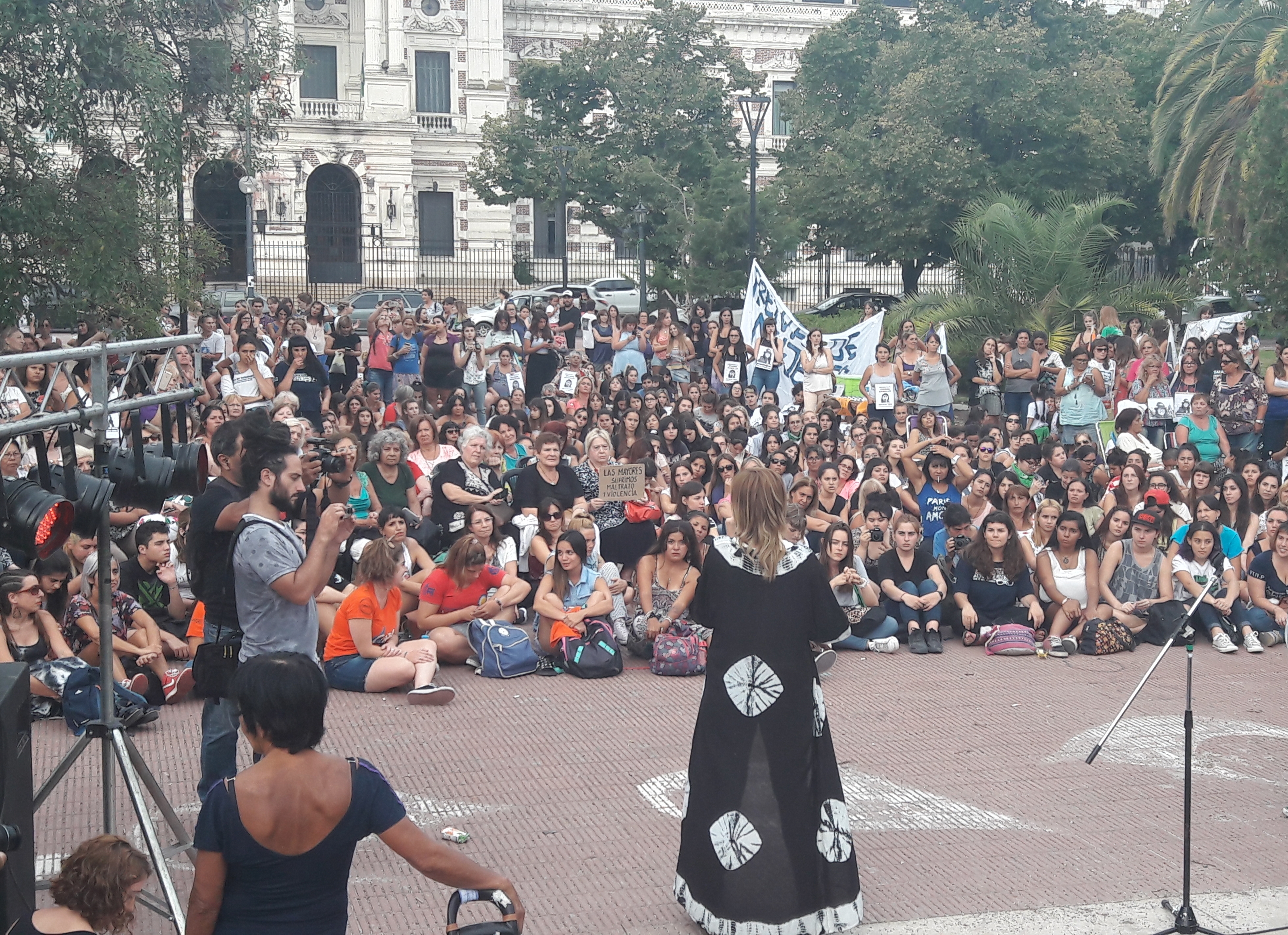 “El de Vidal es un poder macho, cagón y autoritario”, dijo Saintout al encabezar una asamblea de mujeres