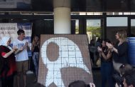 Con la presencia de Saintout, las Madres entregaron el Pañuelo de Baldosas de la plaza a la facultad de Periodismo