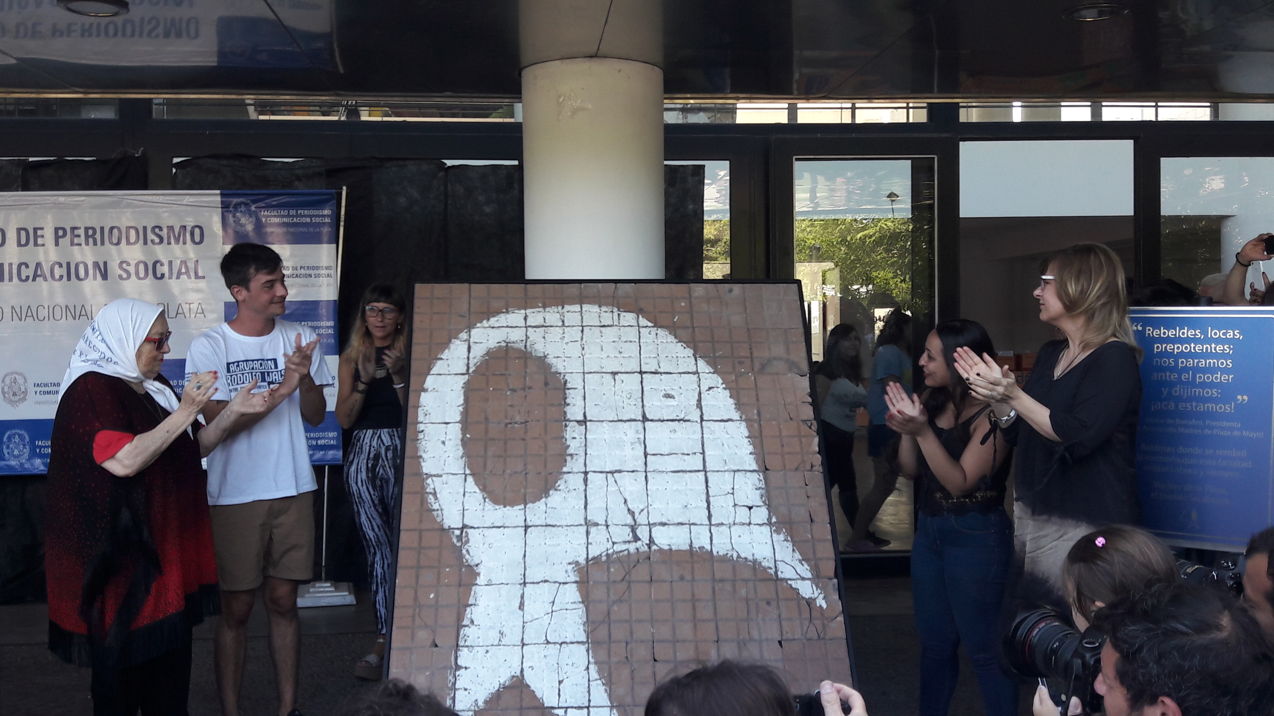 Con la presencia de Saintout, las Madres entregaron el Pañuelo de Baldosas de la plaza a la facultad de Periodismo