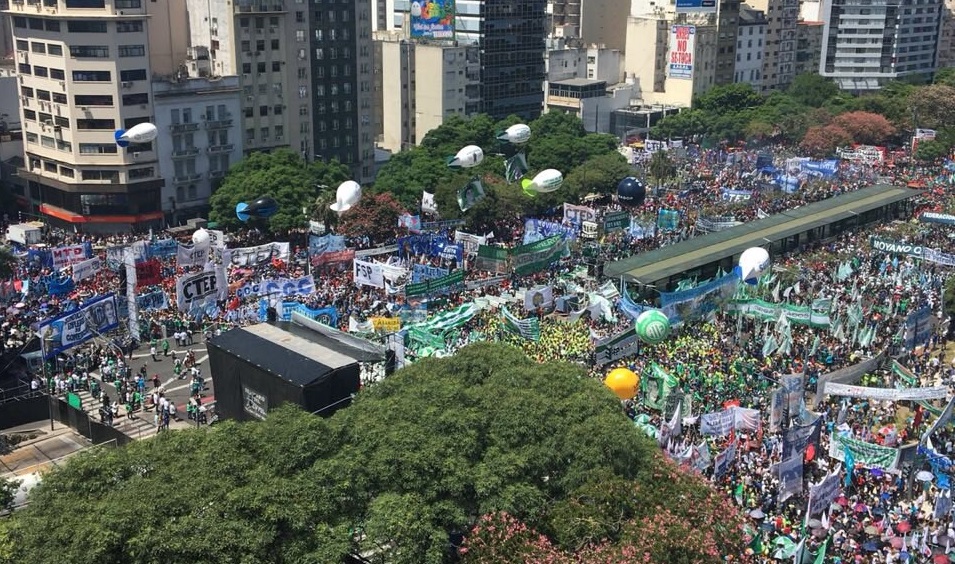 Denuncian la presencia de “policías infiltrados” en la marcha contra el ajuste macrista