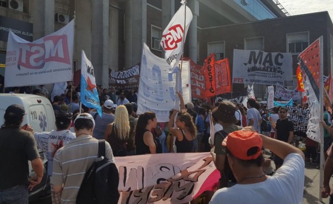 Abrazo al Hospital Posadas: “No queremos más despidos ni represión”