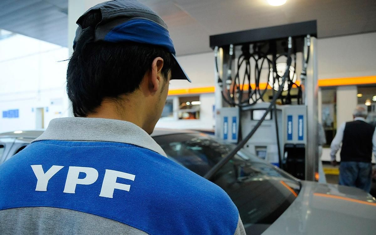 Otro golpe al bolsillo: cuarto aumento de YPF desde que Aranguren liberó el precio de los combustibles