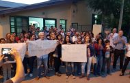 Son cada vez más los “abrazos solidarios” para defender los bachilleratos para adultos en La Plata