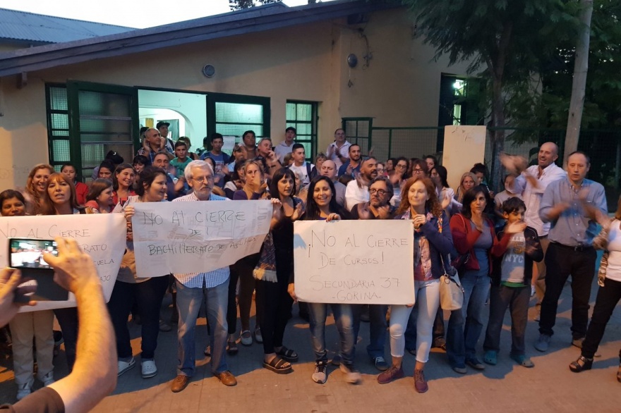Son cada vez más los “abrazos solidarios” para defender los bachilleratos para adultos en La Plata
