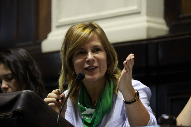 Florencia Saintout: “El poder de la mujeres asume riesgos, no especula; es poder vital que sabe que no es para nosotras mismas”