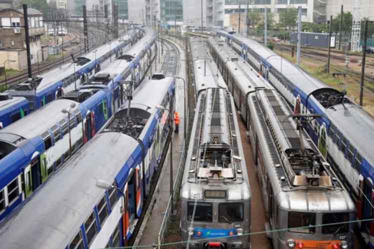 Los ferroviarios franceses se mantienen en pie de lucha contra el Macrón, como Macri pero con acento en la O