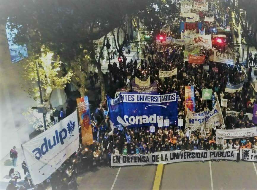 Fue multitudinaria la presencia de ADULP en la marcha por la Universidad Pública