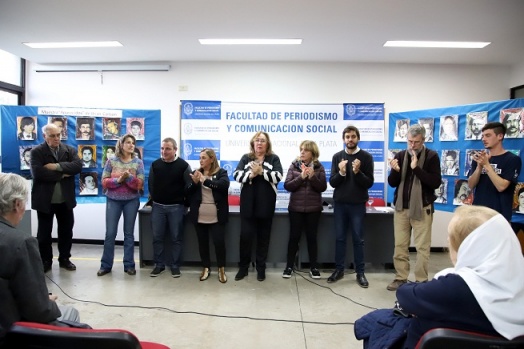 Periodismo de la UNLP entregó legajos de alumnos, docentes y graduados desaparecidos y asesinados por la dictadura