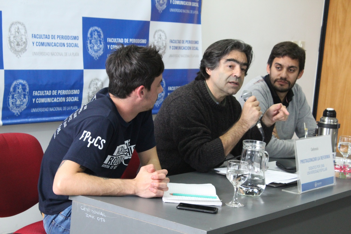 “Macri está haciendo el desguace más formidable de la educación pública”, afirmó Diego Tatián al visitar Periodismo de la UNLP