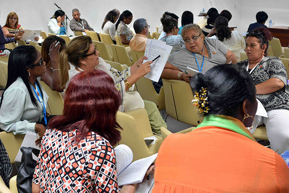 Los cubanos debaten acerca de una Constitución que contempla diversos tipos de propiedad y el matrimonio igualitario