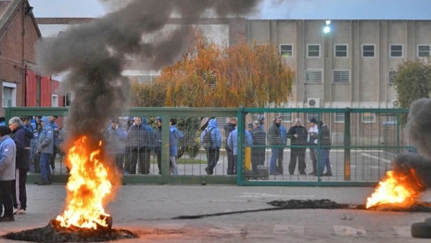 En el mundo Macri y al estilo Telam, de un plumazo despiden a unos 200 trabajadores de una refinería en Bahía Blanca