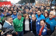 «La patria construye, imagina y…resiste», dijo Florencia Saintout en la calle por la Independencia