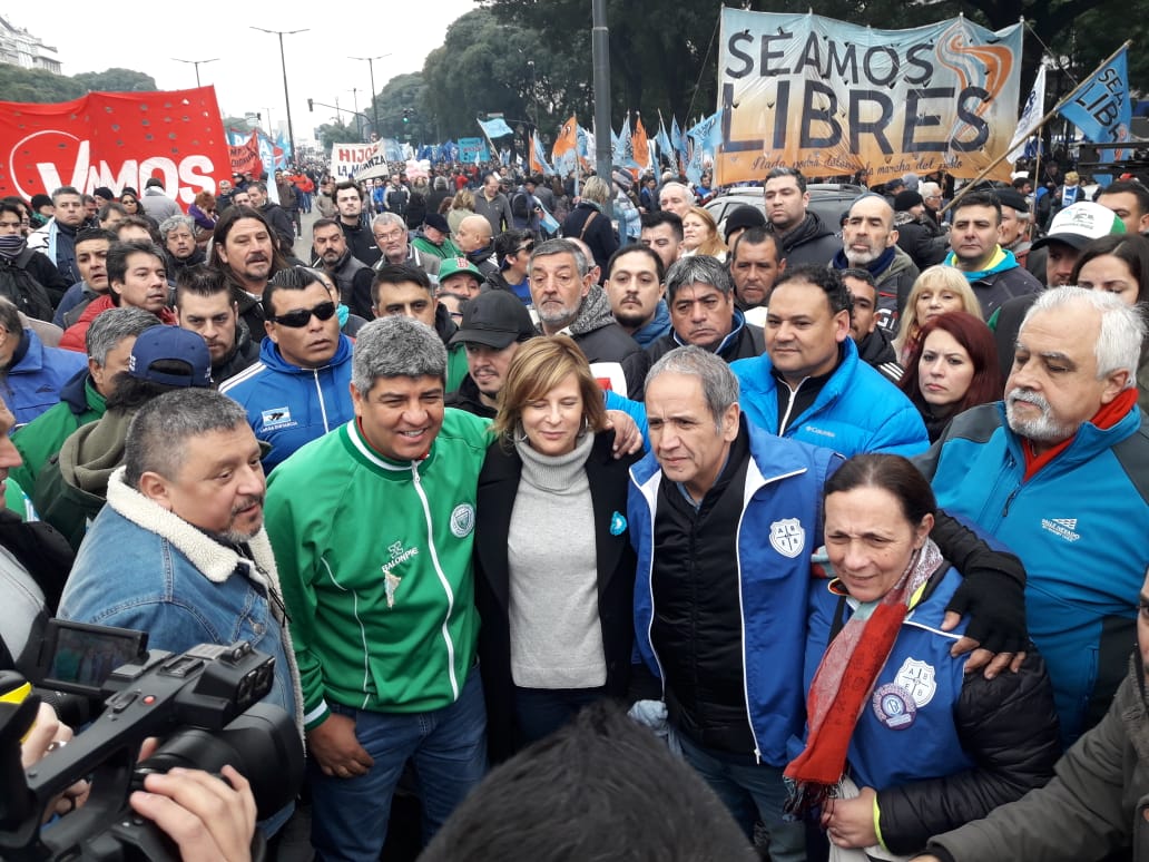 «La patria construye, imagina y…resiste», dijo Florencia Saintout en la calle por la Independencia