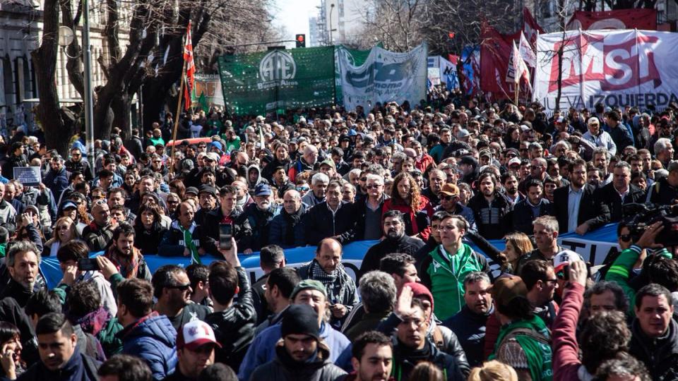 “Abrazamos a la Universidad Pública y al Astillero Rio  Santiago, sin trabajo y salarios dignos no hay futuro, dijo Saintout