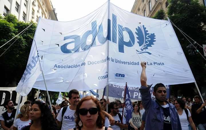 Los docentes de la UNLP pararán por 36 horas desde el lunes y marchan contra el ajuste de Macri