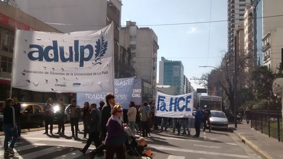 La Argentina rota: Miles de docentes y estudiantes marcharon por la Educación Pública pero el Congreso se hace el distraído