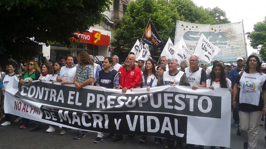 Pese al reclamo de los intendentes y el rechazo de los gremios, Vidal presiona para tener su presupuesto del ajuste