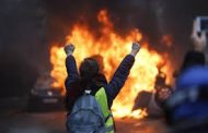 A Macron le pintaron la jeta de amarillo y tuvo que meterse el aumento de las naftas allí, sí allí mismito